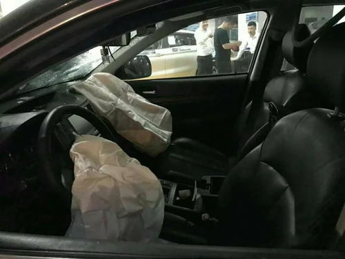 惊险！遵义一越野车失控冲上人行道，撞入汽车销售店